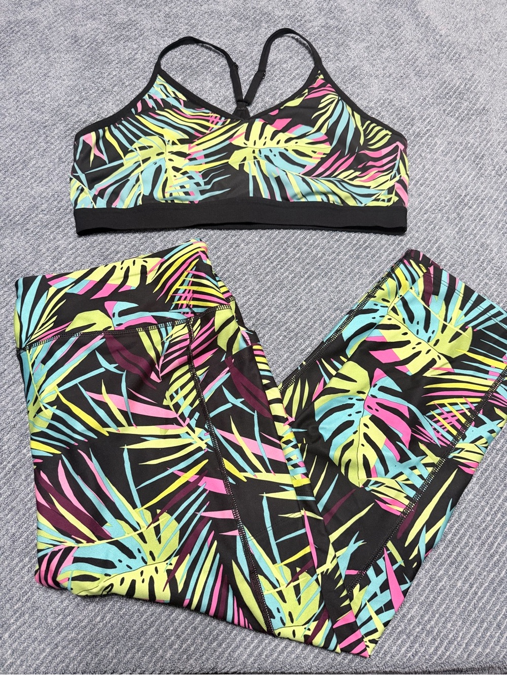 Women's Tropical Leaf Print Sports Bra - Multicolor
